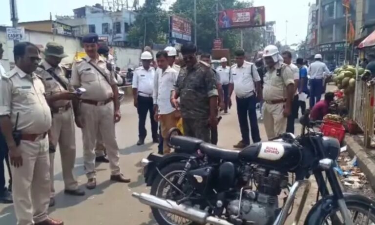 JAMSHEDPUR : डीएसपी ने चलाया सड़क क्लीन अभियान, अवैध पार्किंग, गुमटी और वाहनों को हटाया गया