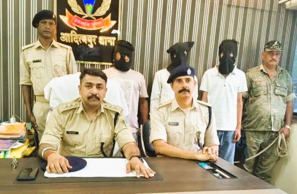 सरायकेला पुलिस का भंडाफोड़, आदित्यपुर में चल रहा ऑनलाइन सट्टेबाजी नेटवर्क ध्वस्त, बिहार के 3 युवक गिरफ्तार