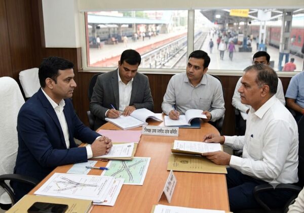 आगरा कैंट बवाल : Dy SS की पिटाई का सच खोज रही हाई-लेवल जांच कमेटी, RPF का दावा – ‘चेन पुलिंग’ पर हुआ था विवाद!