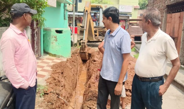 बागबेड़ा : 15 वर्षों बाद कुंवर सिंह मैदान रोड नंबर-3 के 50 घरों में पहुंचा नल का पानी, पंचायत समिति सदस्य सुनील गुप्ता के प्रयास लाया रंग