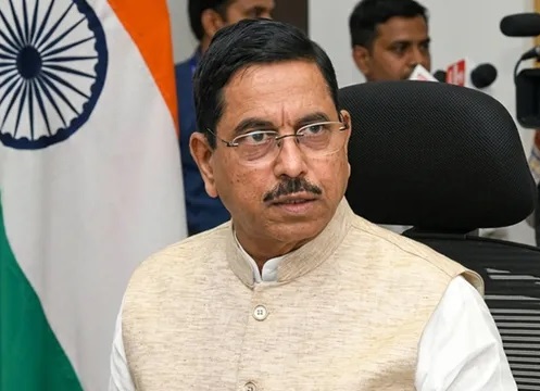 नीट विवाद के बीच शिक्षा मंत्रालय की कमान “प्रल्हाद जोशी” के हाथ ? जानिये कौन हैं देश के नए एजुकेशन मिनिस्टर