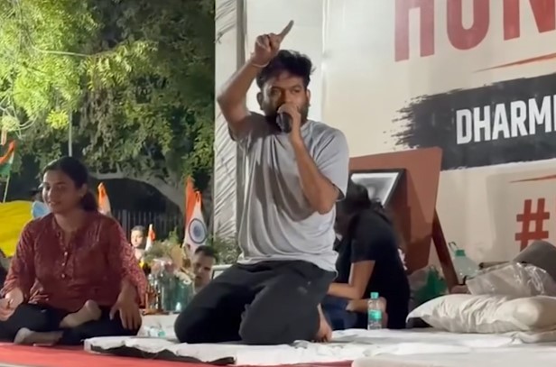 दिल्ली में जंतर-मंतर पर जुटे 10 हजार प्रदर्शनकारी, बैरिकेडिंग तोड़ी, संसद मार्च पर अड़ी कॉकरोच जनता पार्टी