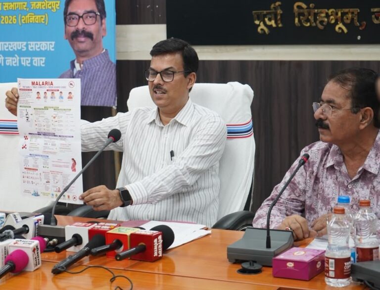 मलेरिया से कराहता जमशेदपुर, ताले लटके स्वास्थ्य केंद्र, नदारद डॉक्टर, क्या सिर्फ नोटिस देकर पल्ला झाड़ लेंगे सिविल सर्जन!