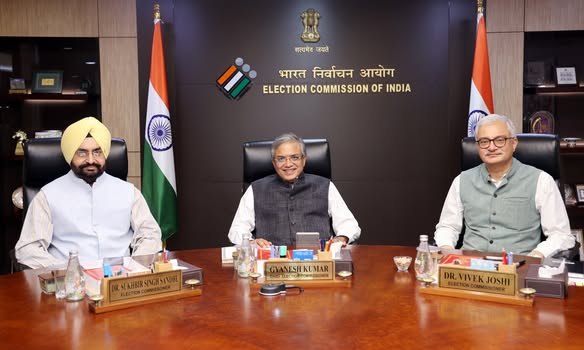 निर्वाचन आयोग का नया डिजिटल फरमान : बिना नियम बदले फॉर्म-6 में जोड़ा ‘एसआईआर’ का पेच