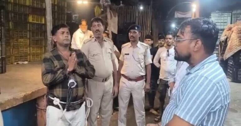 JAMSHEDPUR : साकची बाजार में गुंडागर्दी का ‘सरेआम ‘हिसाब’, पुलिस ने आरोपी की कमर में बांधी रस्सी, पूरे बाजार में घुमाकर पीड़ित से मंगवाई माफी