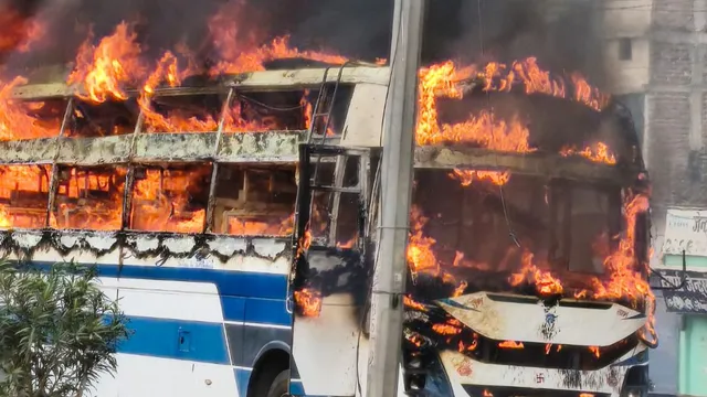 पटना NH-30 पर रफ्तार के कहर के बाद सड़कों पर उतरा जन-आक्रोश: बस और पुलिस गाड़ियों में लगाई आग, मीडिया पर भी हमला