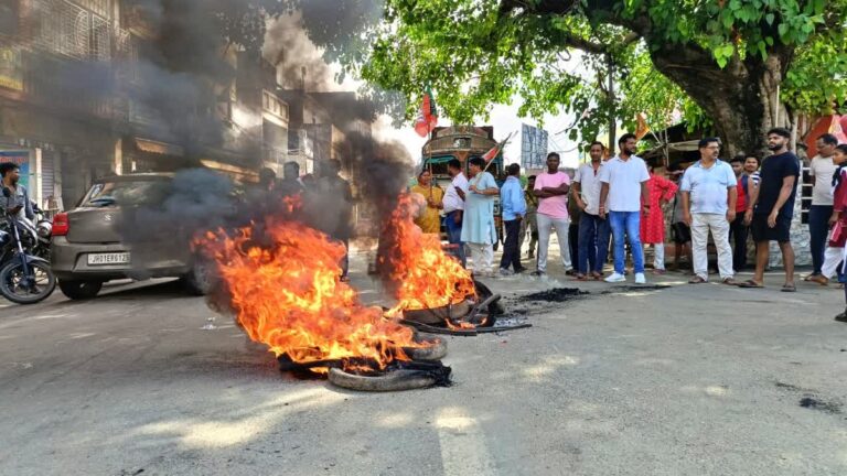 झारखंड बंद : सड़क पर लाठी, जलते टायर और सन्नाटा, छात्र आंदोलन के बीच पक रही सियासी खिचड़ी?