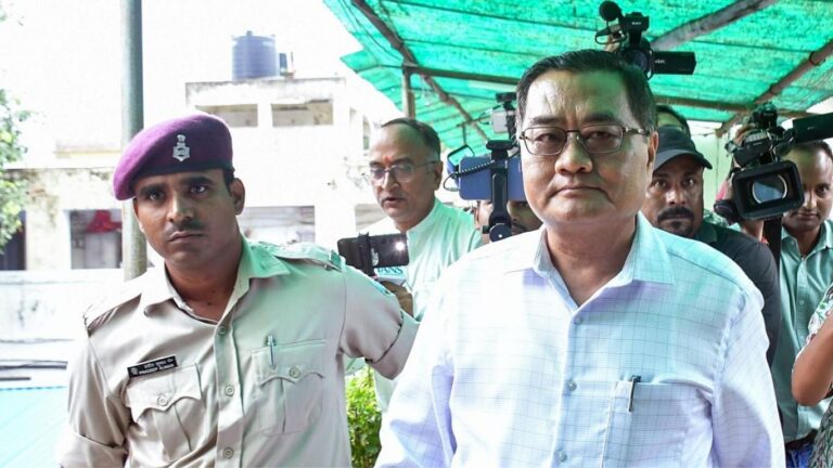 झारखंड विधानसभा घेराव : उग्र प्रदर्शन पर पुलिस का लाठीचार्ज और आंसू गैस के छोड़े गोले, JPSC के पूर्व अध्यक्ष गिरफ्तार