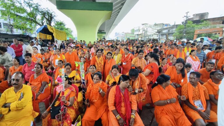 JAMSHEDPUR : बोल बम के जयकारों से गुंजायमान हुआ साकची, सुल्तानगंज रवाना हुआ 1000 कांवरियों का जत्था