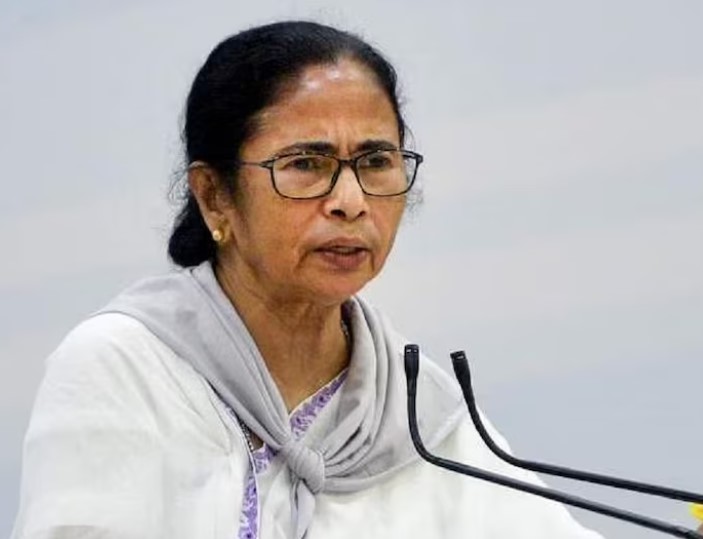 उत्तर 24 परगना में पूर्व मुख्यमंत्री ममता बनर्जी के काफिले पर हमला, पथराव और जूते-चप्पल फेंके गए