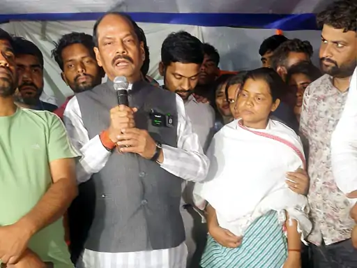 आंदोलित छात्रों के बीच पहुंचे पूर्व सीएम रघुवर, कहा – सीबीआई जांच का फैसला नहीं हुआ तो करुंगा आमरण अनशन, सियासी पारा गरम