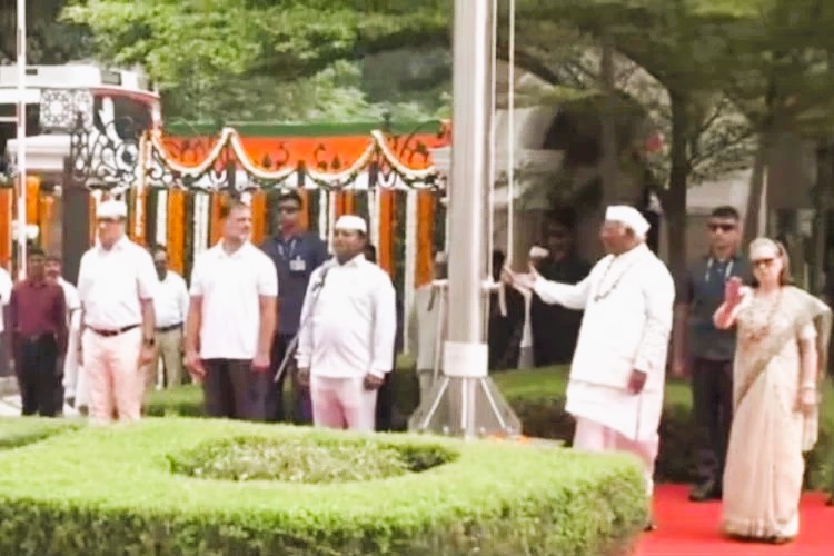 वंदे मातरम पर सियासत गरम, कांग्रेस मुख्यालय में राष्ट्रगीत के दौरान सोनिया-राहुल के हावभाव पर बीजेपी का वार, फंसेगा कानूनी पेंच!