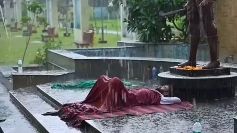 भीगती बारिश और बेबस आंखें, यह सत्याग्रह टूटते सब्र के बीच झारखंड के युवा आंदोलन की तस्वीर है