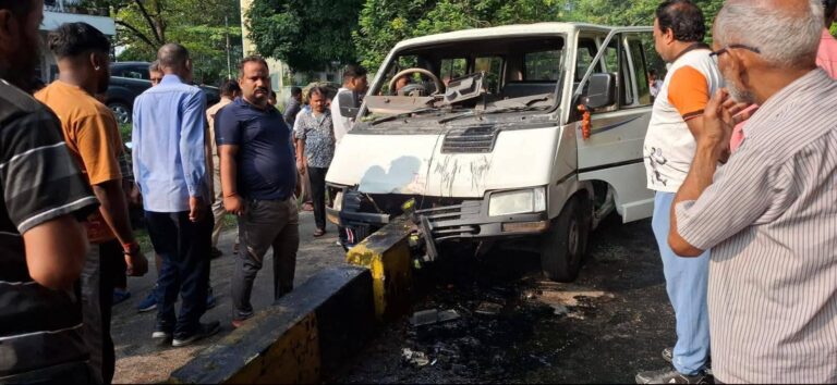 JAMSHEDPUR: टेल्को में बेकाबू होकर स्कूल वैन डिवाइडर पर चढ़ी, 17 बच्चे घायल, सुरक्षा पर सवाल