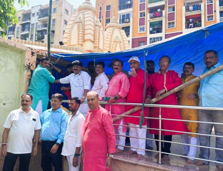 आदित्यपुर: आदित्य सिंडिकेट कॉलोनी में गूंजे वैदिक मंत्र, भूमि पूजन के साथ शुरू हुई दुर्गा पूजा की भव्य तैयारियां