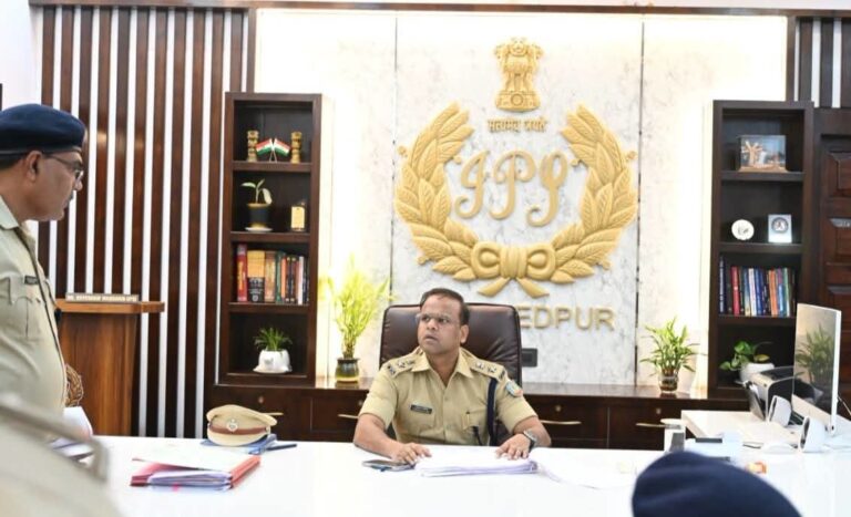 JAMSHEDPUR: Cyber Crime के लंबित मामलों की जमशेदपुर SSP ने की समीक्षा, कार्रवाई के दिये निर्देश, लोगों से सतर्क रहने की अपील