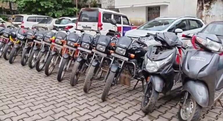 PM Mall के पास पुलिस ने पकड़ी चोरी की स्कूटी तो शिकंजे में आ गया पूरा गिरोह, अब 21 बाइक के साथ आठ लोग गिरफ्तार