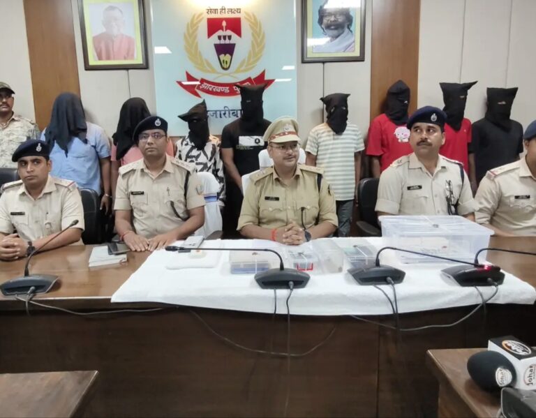 Chain Snatcher Gang: पुलिस ने अंतरराज्यीय चेन झपटमार गिरोह के आठ सदस्यों को किया गिरफ्तार, राज्य के विभिन्न जिलों के 63 मामलों में थे शामिल