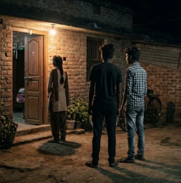 ‘रात साथ बिताने’ लड़की के घर गए थे दो लड़के, ग्रामीणों ने रंगे हाथ पकड़ा, फिर तीनों को गांव में घुमाया, पुलिस ने छुड़ाया, जानें पूरा मामला