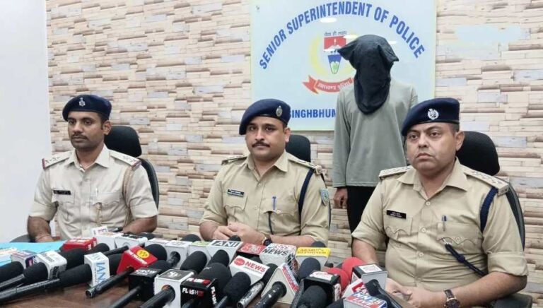 Jamshedpur: जुगसलाई में नशा के खिलाफ बड़ी कार्रवाई, पुलिस ने आरपीएफ के साथ मिलकर 17 किग्रा गांजा पकड़ा, सूटकेस लेकर घोड़ा चौक की ओर जा रहा युवक गिरफ्तार