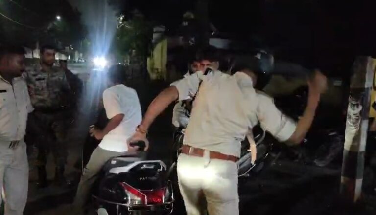 जमशेदपुर में बेलगाम अपराधी, बेबस तंत्र: सड़क पर लाठियां बरसाकर अपनी नाकामियों पर पर्दा डाल रही पुलिस!