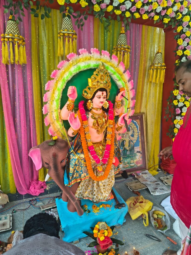 ADITYAPUR: भक्ति और उल्लास के साथ विश्वकर्मा पूजा महोत्सव संपन्न, बच्चों की प्रतियोगिताओं ने मोहा मन