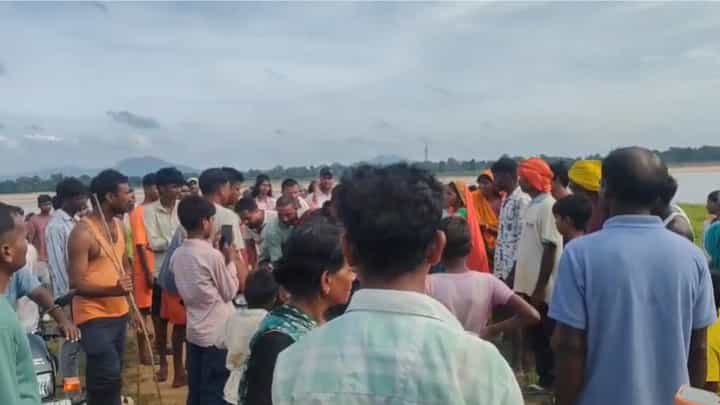 Jharkhand: 8 साल का बच्चा नदी में गहरे पानी में चला गया, उसे बचाने के लिए चार लोग कूदे और पांचों डूब गए, करम पर्व के डाल विसर्जन के दौरान हुआ हादसा