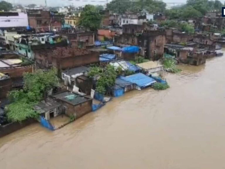 Jamshedpur Flood: बागबेड़ा नया बस्ती के निचले इलाकों में घुसा बाढ़ का पानी, 60 से 70 घर प्रभावित, प्रशासनिक अधिकारियों ने लिया जायजा