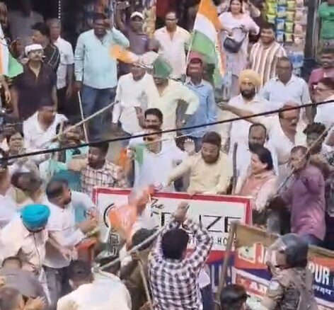 Jamshedpur : भाजपा-कांग्रेस कार्यकर्ताओं के बीच हिंसक झड़प, जमकर पथराव, पूर्व जिलाध्यक्ष समेत दर्जनों घायल