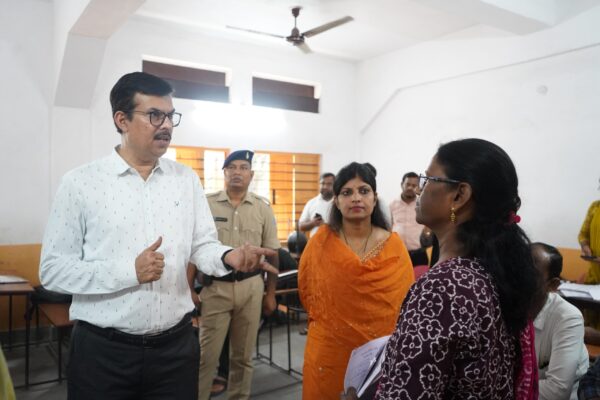 Jamshedpur : SIR डिजिटाइजेशन में तेजी के निर्देश, 10 अक्टूबर को सभी मतदान केंद्रों पर लगेगा मेगा शिविर